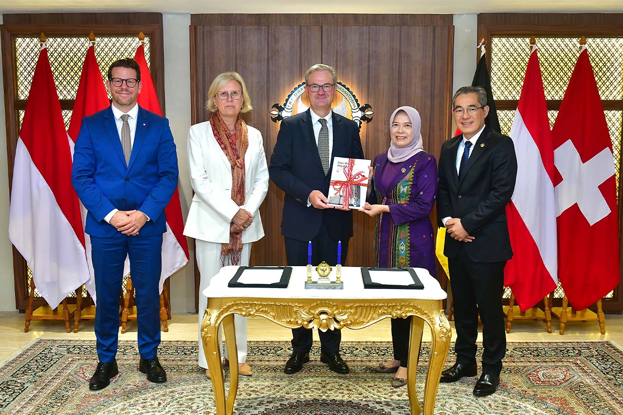 Die Präsidentinnen und Präsidenten der Rechnungshöfe Indonesiens, Österreichs, der Schweiz sowie Deutschlands bei der Übergabe des abschließenden Peer Review-Berichts. Quelle: BPK. Die Präsidentinnen und Präsidenten der Rechnungshöfe Indonesiens, Österreichs, der Schweiz sowie Deutschlands bei der Übergabe des abschließenden Peer Review-Berichts. Quelle: BPK.
