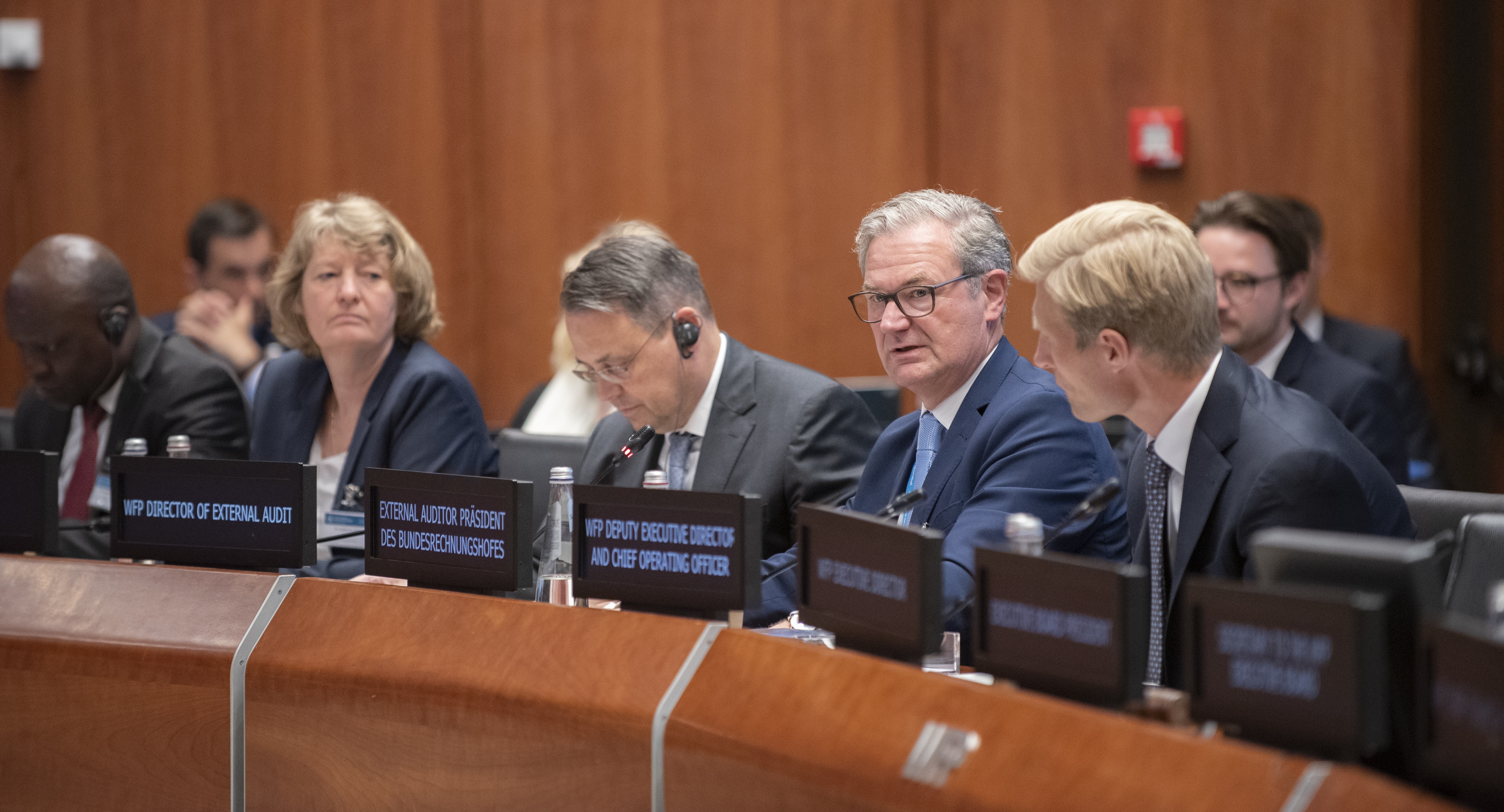 Herr Präsident Kay Scheller und Lutz Hoffmann, Director of External Audit, auf dem Podium der Jahreshauptversammlung. Quelle: WFP. Herr Präsident Kay Scheller und Lutz Hoffmann, Director of External Audit, auf dem Podium der Jahreshauptversammlung. Quelle: WFP.