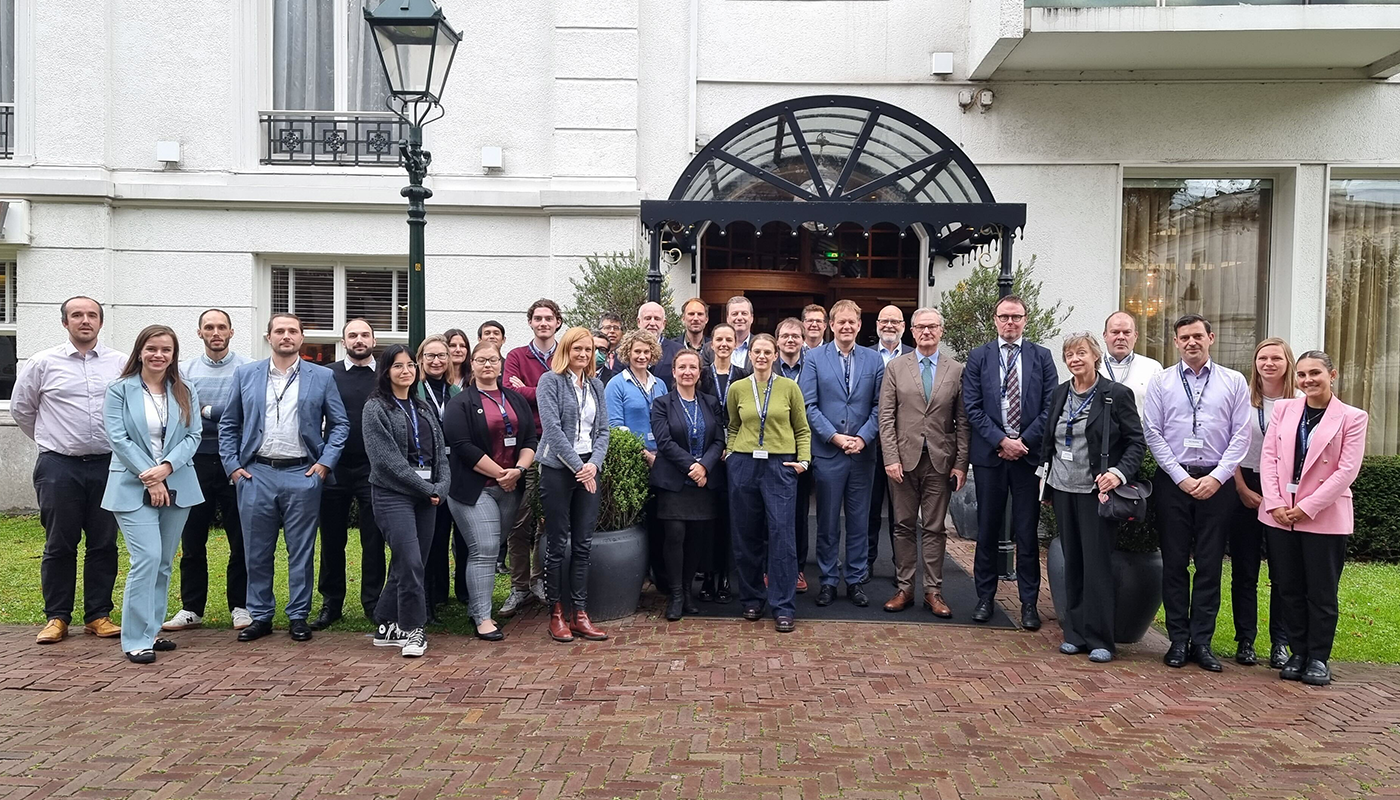 Das Gruppenbild zeigt Vertreterinnen und Vertreter der Rechnungshöfe aus Deutschland, Finnland, den Niederlanden, Norwegen, Großbritannien und Brasilien bei einem Datenanalysetreffen in Den Haag. Quelle: ORKB der Niederlande Das Gruppenbild zeigt Vertreterinnen und Vertreter der Rechnungshöfe aus Deutschland, Finnland, den Niederlanden, Norwegen, Großbritannien und Brasilien bei einem Datenanalysetreffen in Den Haag. Quelle: ORKB der Niederlande
