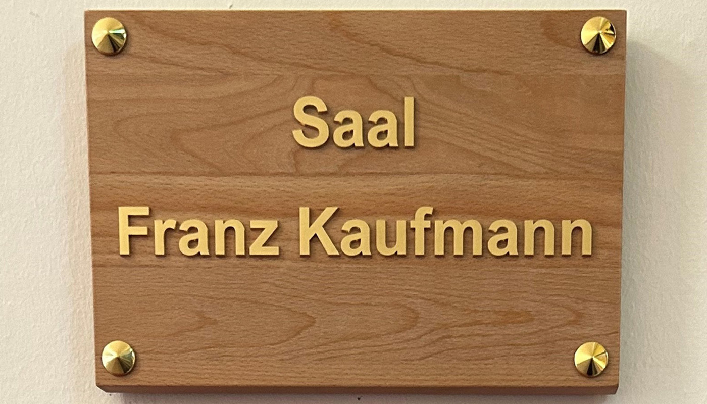 Der ehemalige Raum 371 am Potsdamer Standort des Bundesrechnungshofes erhält ein neues Türschild mit der Aufschrift "Saal Franz Kaufmann". Quelle: Bundesrechnungshof. Der ehemalige Raum 371 am Potsdamer Standort des Bundesrechnungshofes erhält ein neues Türschild mit der Aufschrift "Saal Franz Kaufmann". Quelle: Bundesrechnungshof.