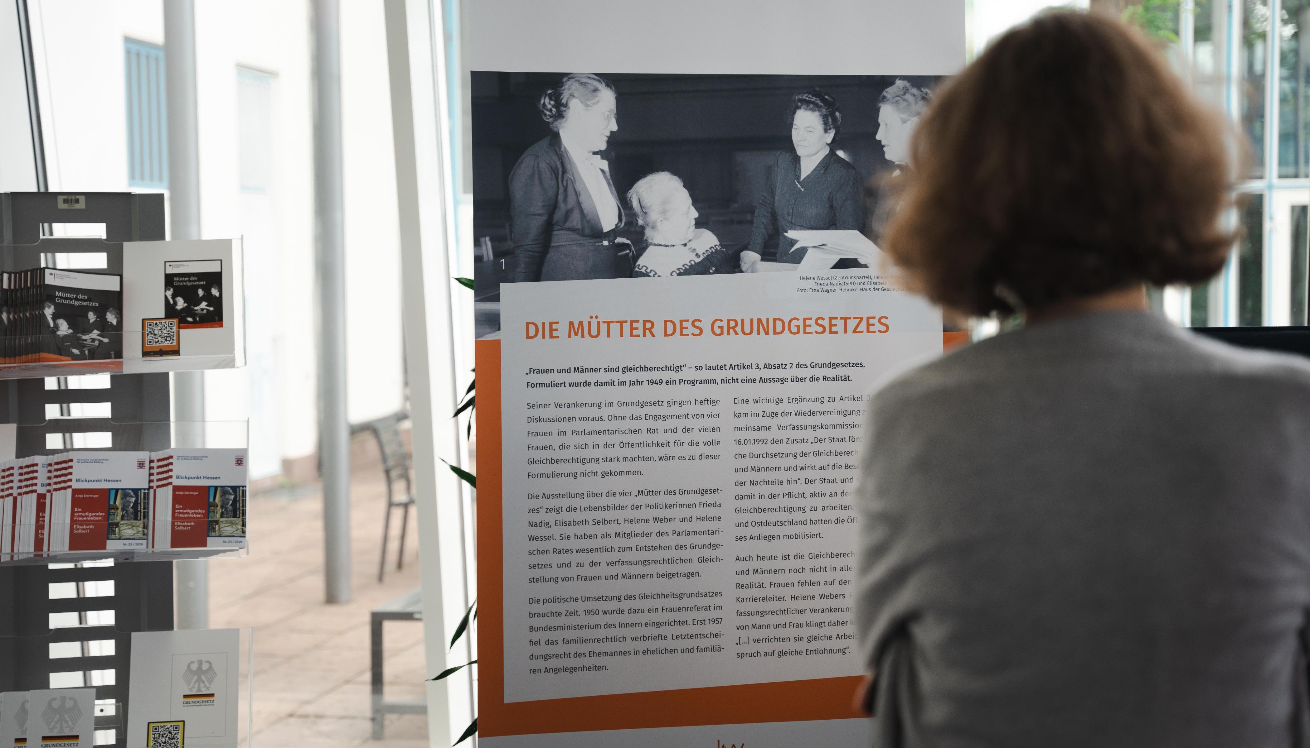 Auf dem Bild ist ein Aufsteller aus der Ausstellung "Mütter des Grundgesetzes" in der Kantine des Bundesrechnungshofes zu sehen. Quelle: Bundesrechnungshof. Auf dem Bild ist ein Aufsteller aus der Ausstellung "Mütter des Grundgesetzes" in der Kantine des Bundesrechnungshofes zu sehen. Quelle: Bundesrechnungshof.