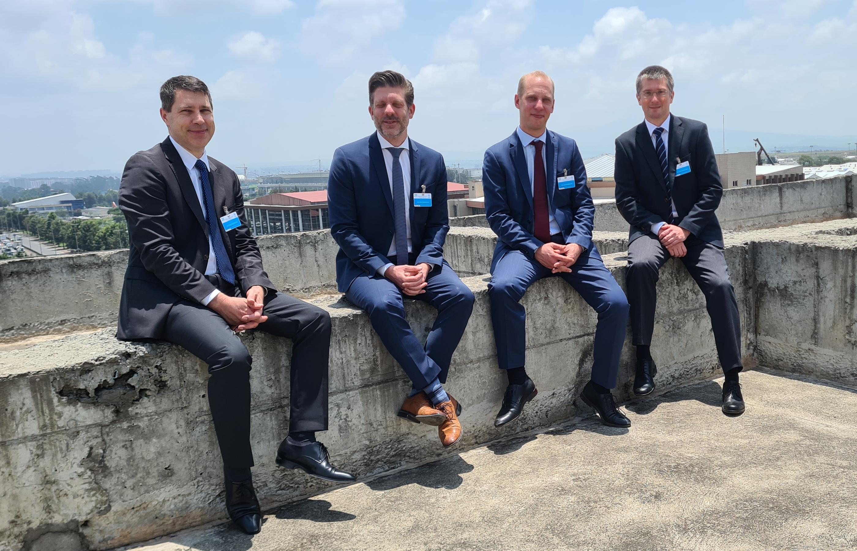 Marcel Dinkel, Dr. Dirk Salmon, Stefan Beyer und Stefan Schlereth (v. l.): vier Prüfer aus dem Finance und Performance Team des Referates WFP bei einer Prüfung in Addis Abeba. Quelle: Bundesrechnungshof. (Quelle: Bundesrechnungshof.) Marcel Dinkel, Dr. Dirk Salmon, Stefan Beyer und Stefan Schlereth (v. l.): vier Prüfer aus dem Finance und Performance Team des Referates WFP bei einer Prüfung in Addis Abeba. Quelle: Bundesrechnungshof.
