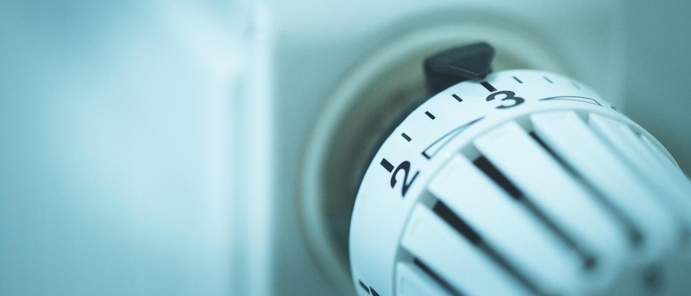 Das Foto zeigt eine Heizung mit Thermostat. Quelle: Patrick Daxenbichler/stock.adobe.com Das Foto zeigt eine Heizung mit Thermostat. Quelle: Patrick Daxenbichler/stock.adobe.com