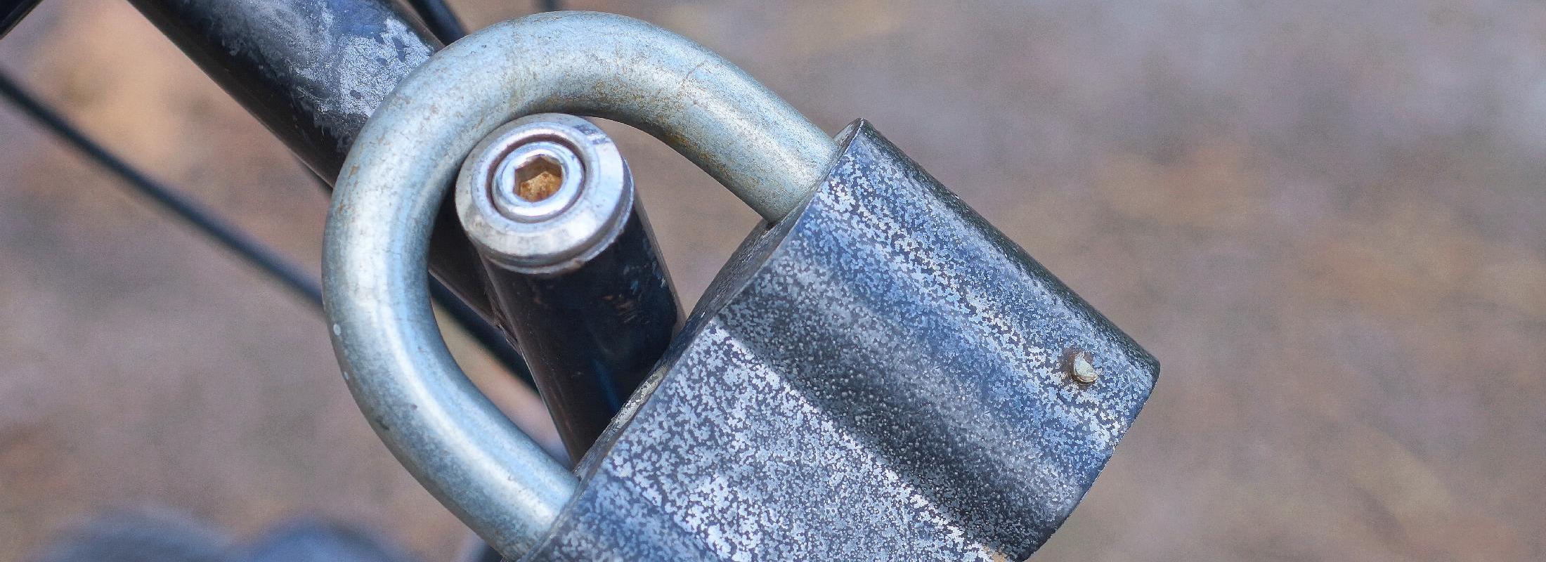 Ein Bügelschloss aus Eisen hängt an einem Fahrrad. Quelle: butus/stock.adobe.com Ein Bügelschloss aus Eisen hängt an einem Fahrrad. Quelle: butus/stock.adobe.com