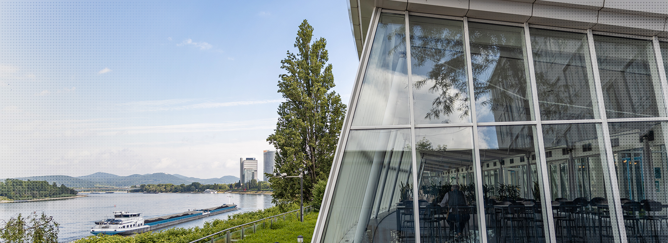 Das Bild zeigt das Gebäude des Hauptsitzes des Bundesrechnungshofes in Bonn neben dem Rhein und mit Blick auf das Siebengebirge. Quelle: Nadine Normann, Fotografie & Design Das Bild zeigt das Gebäude des Hauptsitzes des Bundesrechnungshofes in Bonn neben dem Rhein und mit Blick auf das Siebengebirge. Quelle: Nadine Normann, Fotografie & Design