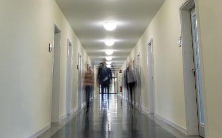 Beschäftigte des Bundesrechnungshofes gehen einen Flur entlang. Quelle: Nadine Normann, Fotografie & Design.