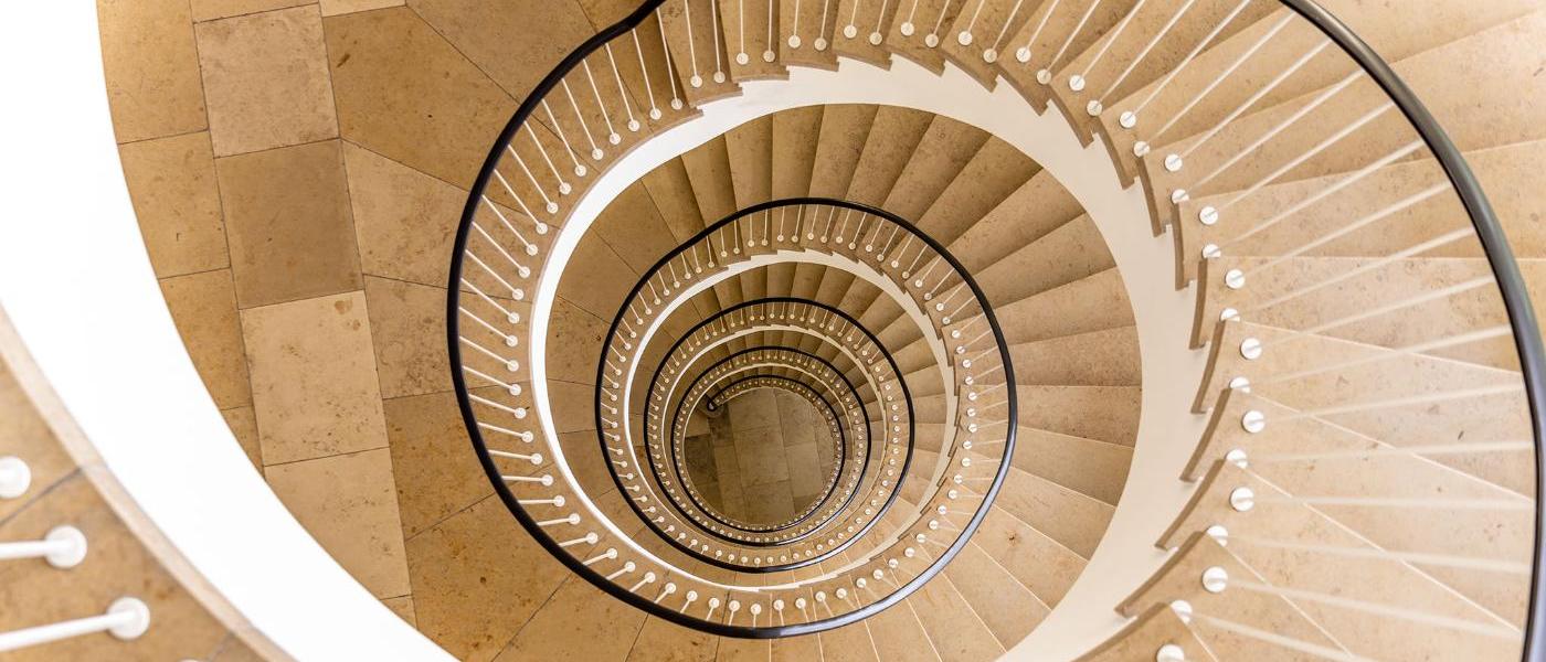 Das Treppenhaus im Ostflügel des Bundesrechnungshofes in Bonn. Quelle: Nadine Normann, Fotografie & Design Das Treppenhaus im Ostflügel des Bundesrechnungshofes in Bonn. Quelle: Nadine Normann, Fotografie & Design