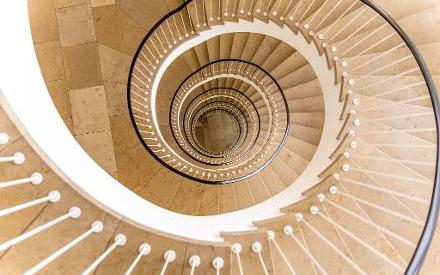 Das Treppenhaus im Ostflügel des Bundesrechnungshofes in Bonn. Quelle: Nadine Normann, Fotografie & Design