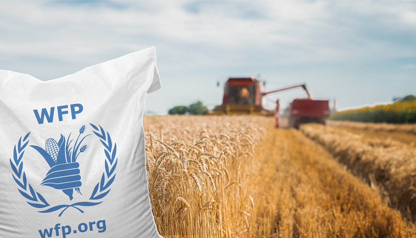 Dieses Bild zeigt das Logo des Welternährungsprogramms vor dem Hintergrund einer landwirtschaftlichen Kulisse. Es ist ein Traktor bei der Feldarbeit zu sehen. Quelle: coprid/BillionPhotos.com/stock.adobe.com, Montage: Bundesrechnungshof