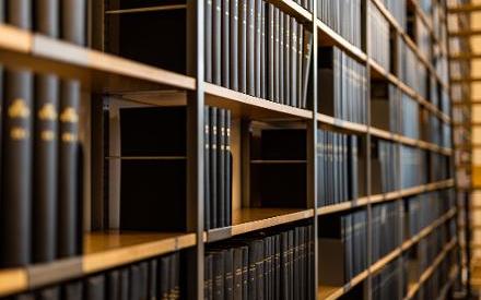 Ein Regal mit Schriftbänden im Kontinentesaal des Bundesrechnungshofes in Bonn. Quelle: Nadine Normann, Fotografie & Design