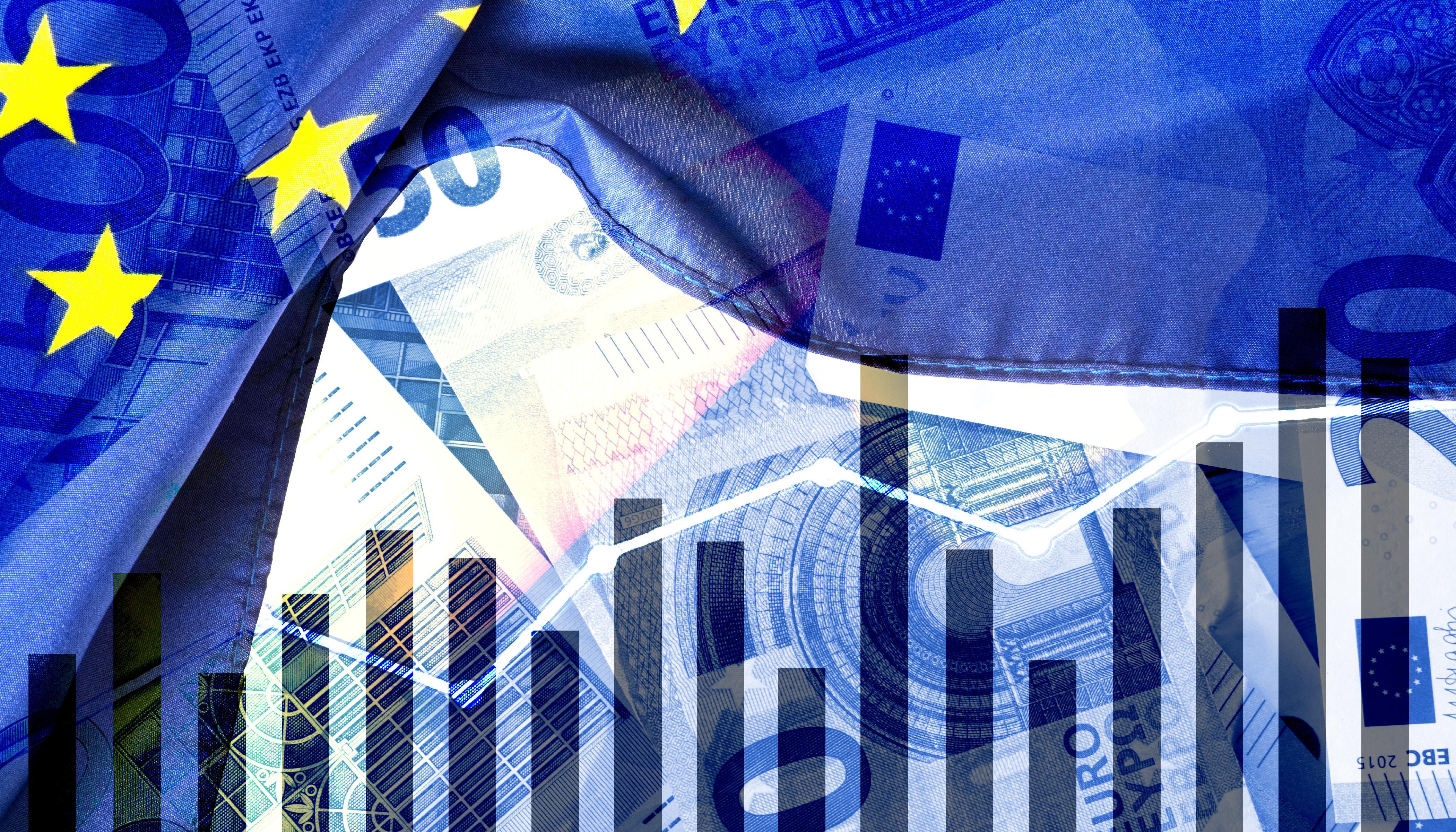 Die Fotomontage zeigt ein transparentes, stilisiertes Balkendiagramm in Kombination mit einem Liniendiagramm. Im Hintergrund liegen diverse Euroscheine und im oberen Drittel ist die EU-Flagge in Teilen zu sehen. Quelle: stock.adobe.com/studio v-zwoelf. Die Fotomontage zeigt ein transparentes, stilisiertes Balkendiagramm in Kombination mit einem Liniendiagramm. Im Hintergrund liegen diverse Euroscheine und im oberen Drittel ist die EU-Flagge in Teilen zu sehen. Quelle: stock.adobe.com/studio v-zwoelf.