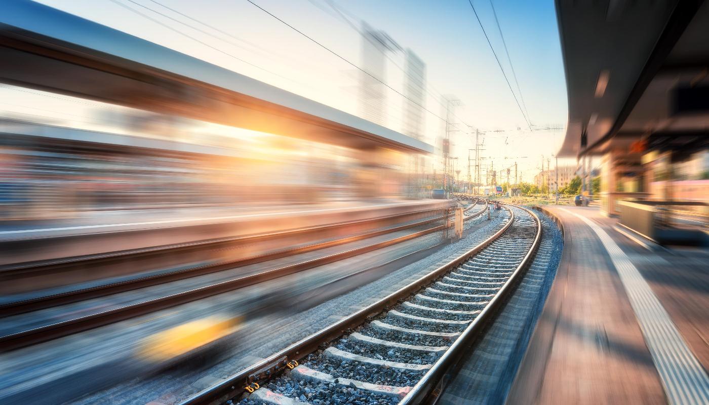 Eine Fotografie eines leeren Bahngleises in der Abenddämmerung auf einem Bahnhof. Quelle: stock.adobe.com/den-belitsky. Eine Fotografie eines leeren Bahngleises in der Abenddämmerung auf einem Bahnhof. Quelle: stock.adobe.com/den-belitsky.