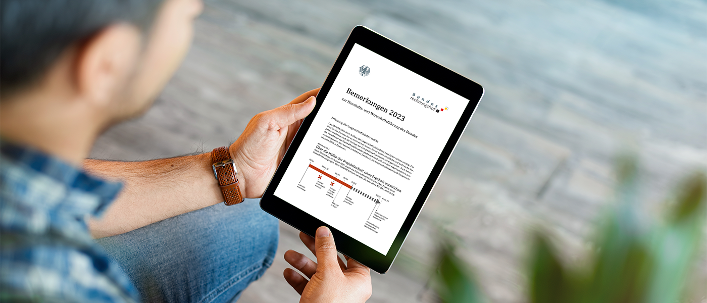 Ein von einem Mann gehaltenes Tablet zeigt einen Ausschnitt aus dem Ergänzungsband der Bemerkungen 2023 des Bundesrechnungshofes. Quelle: Bundesrechnungshof/ouh_desire/stock.adobe.com. Ein von einem Mann gehaltenes Tablet zeigt einen Ausschnitt aus dem Ergänzungsband der Bemerkungen 2023 des Bundesrechnungshofes. Quelle: Bundesrechnungshof/ouh_desire/stock.adobe.com.
