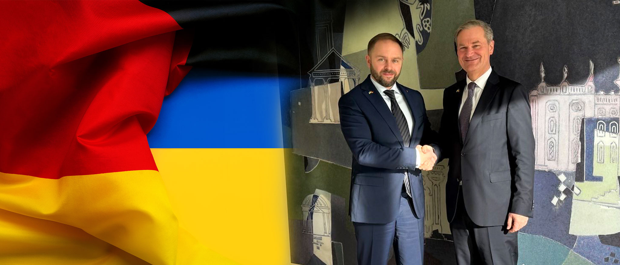 Eine Fotomontage aus der deutschen und der ukrainischen Flagge. Im rechten Bildteil geben sich der Vertreter des ukrainischen Rechnungshofes, Andrii Maisner und der Präsident des Bundesrechnungshofes, Kay Scheller, die Hände. Quelle: Bundesrechnungshof. Eine Fotomontage aus der deutschen und der ukrainischen Flagge. Im rechten Bildteil geben sich der Vertreter des ukrainischen Rechnungshofes, Andrii Maisner und der Präsident des Bundesrechnungshofes, Kay Scheller, die Hände. Quelle: Bundesrechnungshof.