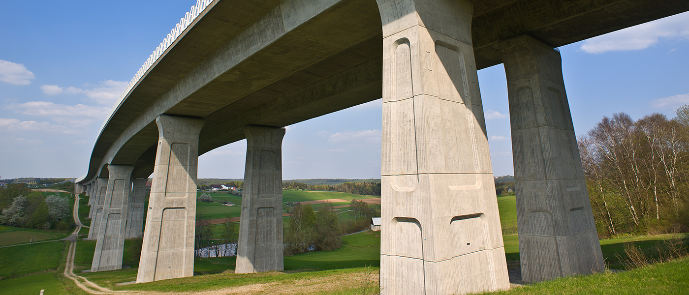 Das Bild zeigt eine lange Straßenbrücke, die über eine grüne Landschaft führt. Quelle: fotografci/stock.adobe.com Das Bild zeigt eine lange Straßenbrücke, die über eine grüne Landschaft führt. Quelle: fotografci/stock.adobe.com