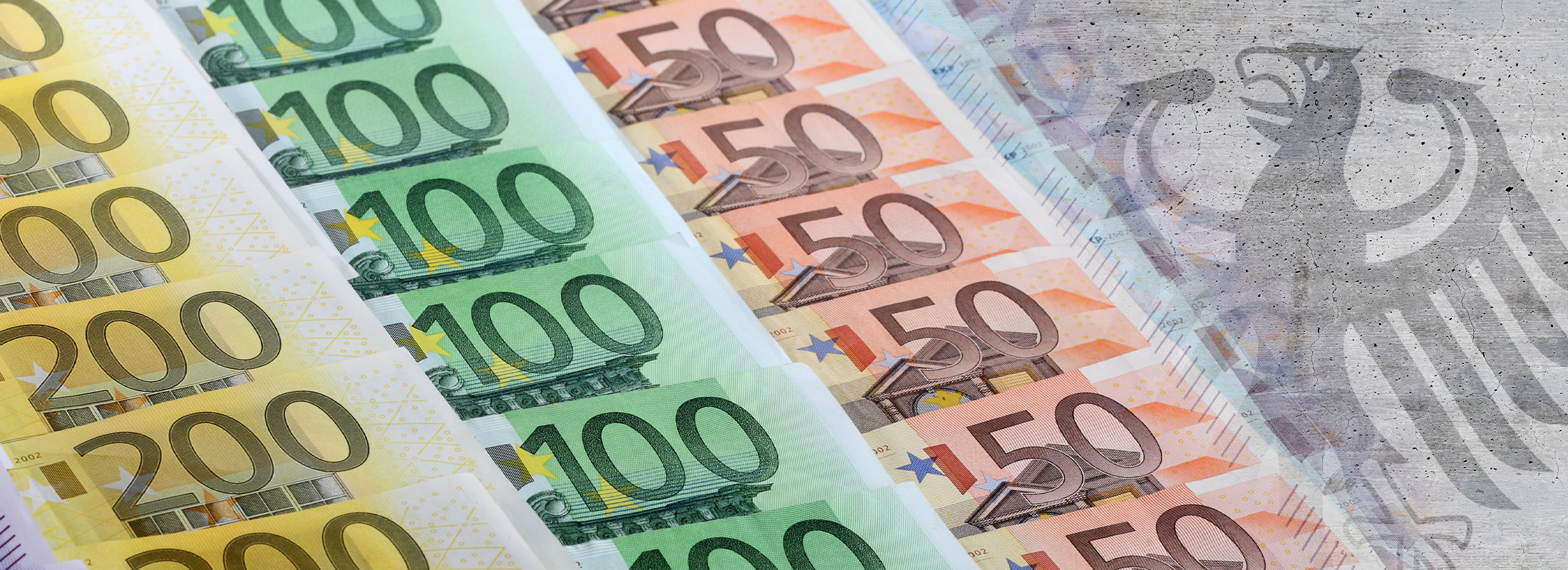 Gestapelte Banknoten verschiedener Euroscheine vor Bundesadler auf grauem Grund. Quelle: MAK/stock.adobe.com Gestapelte Banknoten verschiedener Euroscheine vor Bundesadler auf grauem Grund. Quelle: MAK/stock.adobe.com