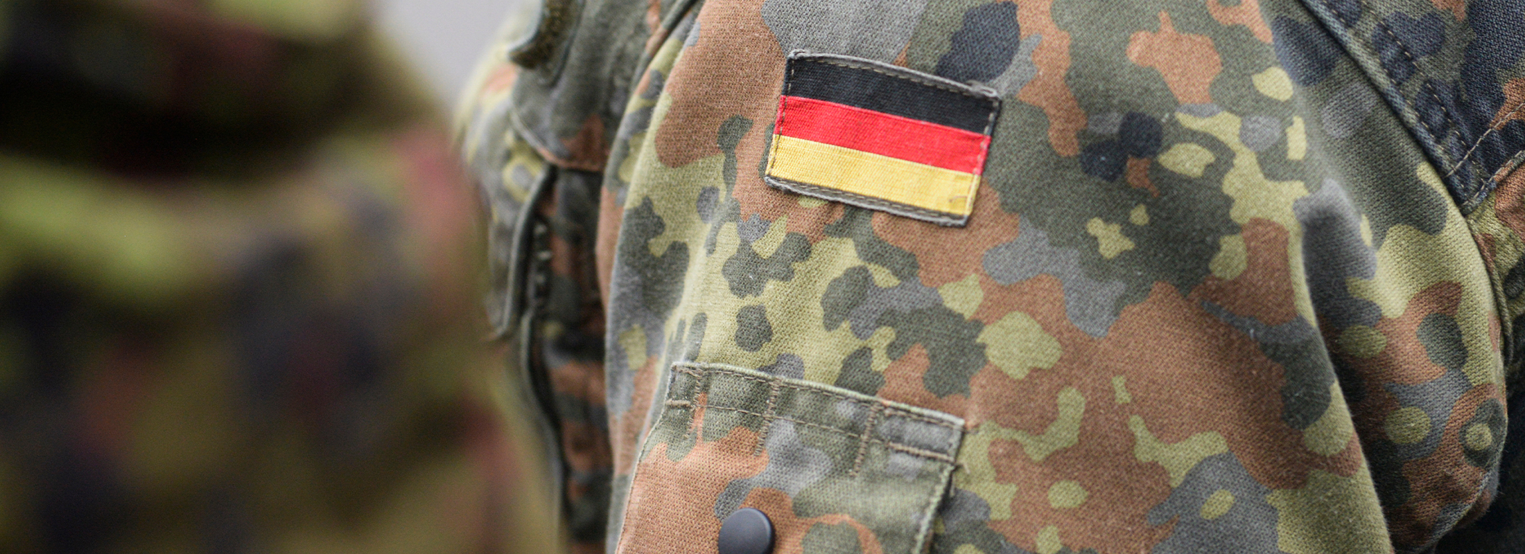 Ausschnitt des Feldanzugs eines Bundeswehrsoldaten mit Fokus auf die Deutschlandfahne auf dem Oberarm. Quelle: xyz/stock.adobe.com Ausschnitt des Feldanzugs eines Bundeswehrsoldaten mit Fokus auf die Deutschlandfahne auf dem Oberarm. Quelle: xyz/stock.adobe.com