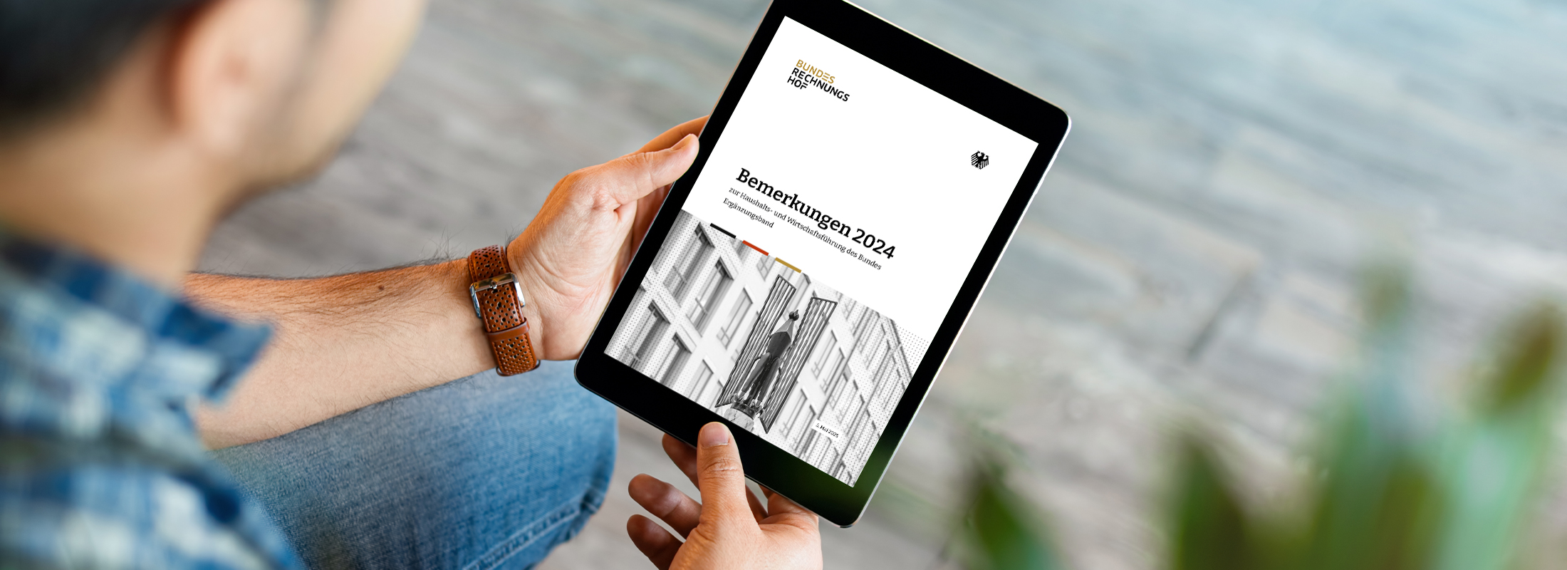 Ein von einem Mann gehaltenes Tablet zeigt einen Ausschnitt aus dem Ergänzungsband der Bemerkungen 2024 des Bundesrechnungshofes. Quelle: Bundesrechnungshof/ouh_desire/stock.adobe.com. Ein von einem Mann gehaltenes Tablet zeigt einen Ausschnitt aus dem Ergänzungsband der Bemerkungen 2024 des Bundesrechnungshofes. Quelle: Bundesrechnungshof/ouh_desire/stock.adobe.com.