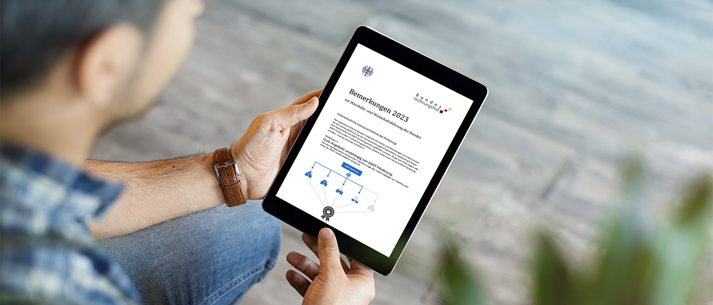 Ein Tablet zeigt einen Ausschnitt aus den Bemerkungen 2023 des Bundesrechnungshofes. Quelle: Bundesrechnungshof/ouh_desire/stock.adobe.com. Ein Tablet zeigt einen Ausschnitt aus den Bemerkungen 2023 des Bundesrechnungshofes. Quelle: Bundesrechnungshof/ouh_desire/stock.adobe.com.