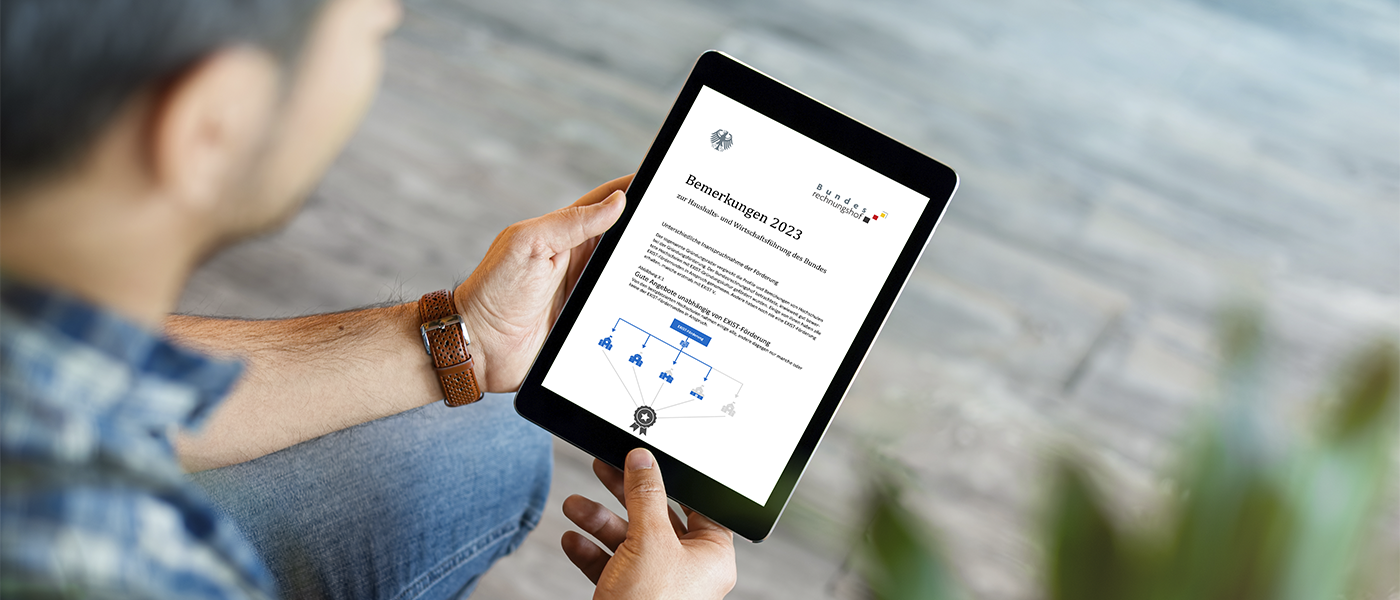 Ein Tablet zeigt einen Ausschnitt aus den Bemerkungen 2023 des Bundesrechnungshofes. Quelle: Bundesrechnungshof/ouh_desire/stock.adobe.com.