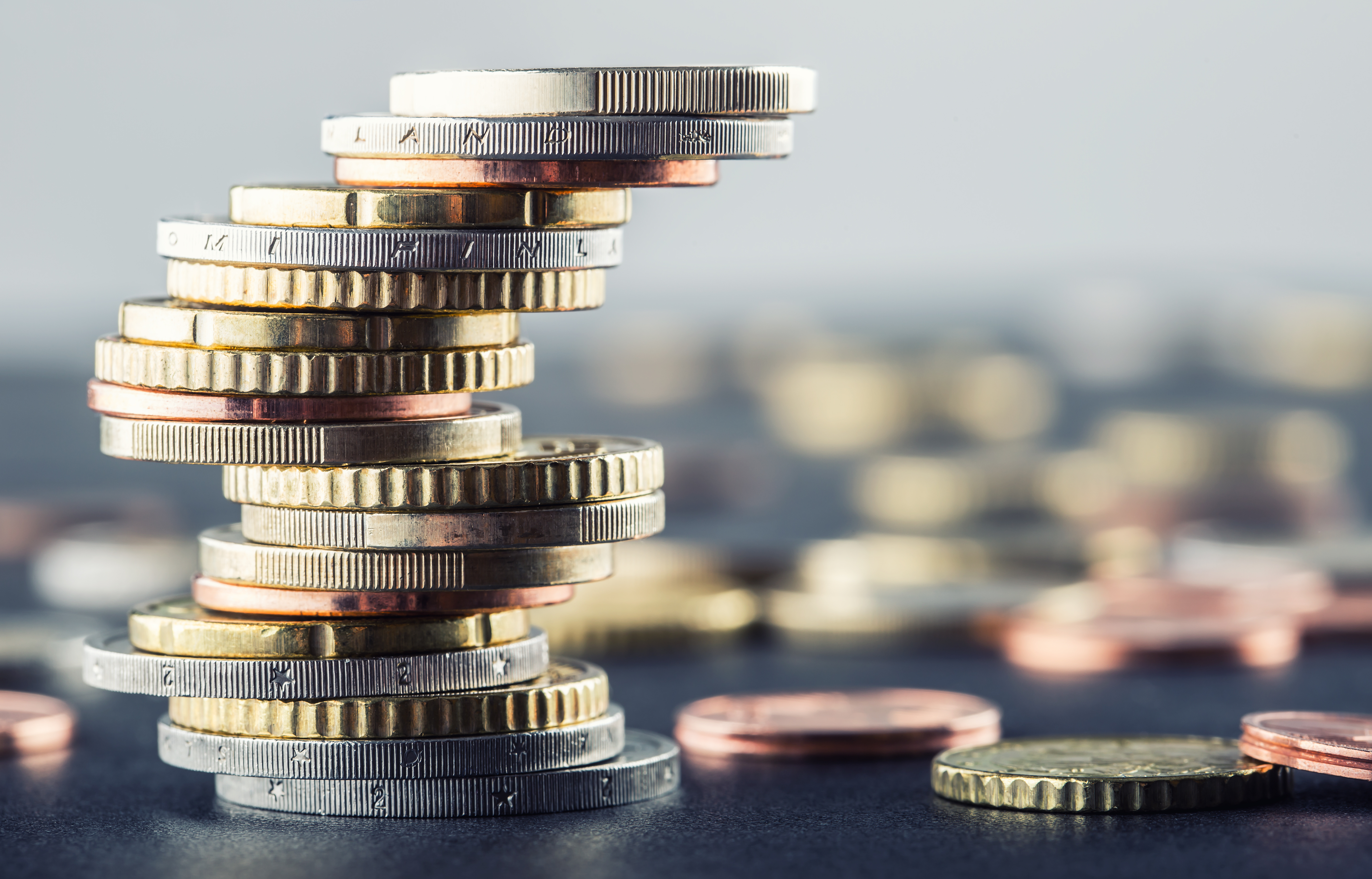 Ein Stapel mit verschiedenen Euromünzen. Im Hintergrund sind weitere Münzen verteilt. Quelle: weyo/stock.adobe.com. Ein Stapel mit verschiedenen Euromünzen. Im Hintergrund sind weitere Münzen verteilt. Quelle: weyo/stock.adobe.com.