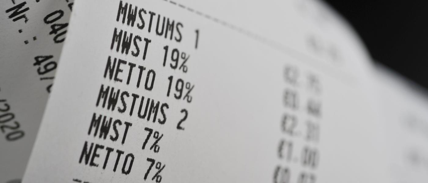 Ein Foto zeigt einen Ausschnitt eines Kassenbons mit unterschiedlichen Umsatzsteuersätzen. Quelle: nmann77/stock.adobe.com