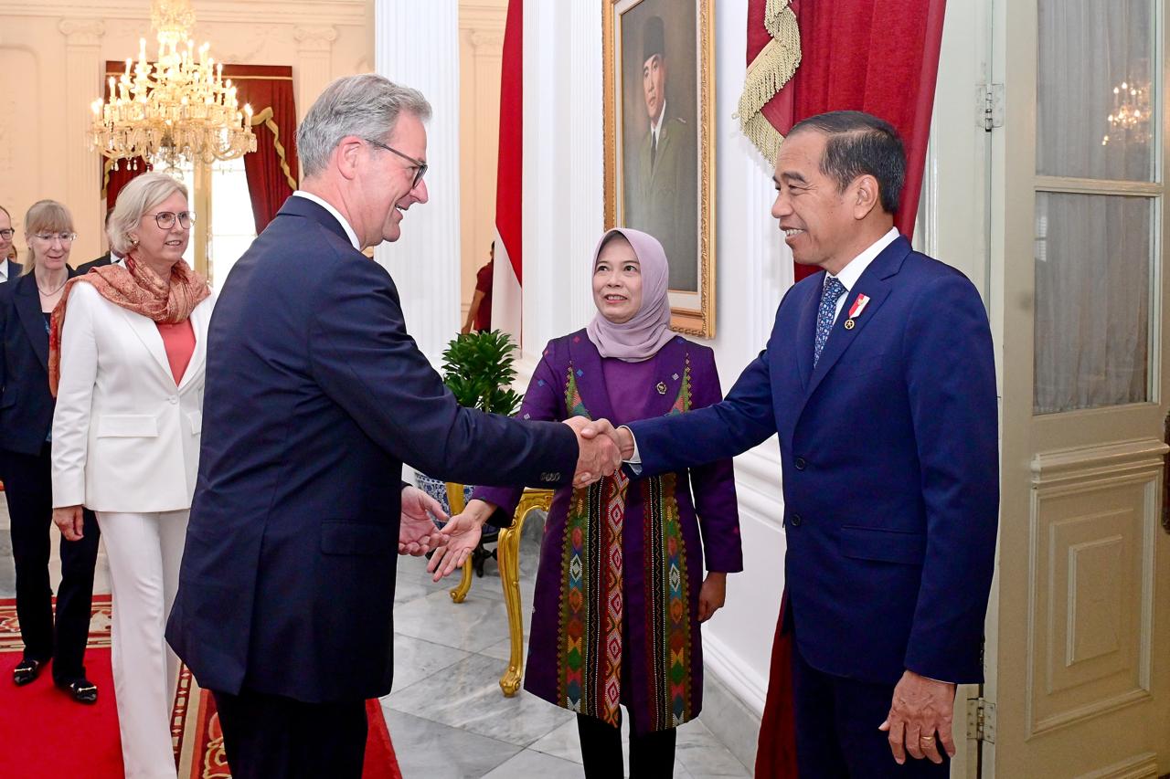Kay Scheller, President of the Bundesrechnungshof, Joko Widodo, President of Indonesia and Dr. Isma Yatun, President of the Indonesian SAI. Source: Biro Pers, Media, dan Informasi. Sekretariat Presiden Indonesia (BPMI Setpres Indonesia). Kay Scheller, President of the Bundesrechnungshof, Joko Widodo, President of Indonesia and Dr. Isma Yatun, President of the Indonesian SAI. Source: Biro Pers, Media, dan Informasi. Sekretariat Presiden Indonesia (BPMI Setpres Indonesia).