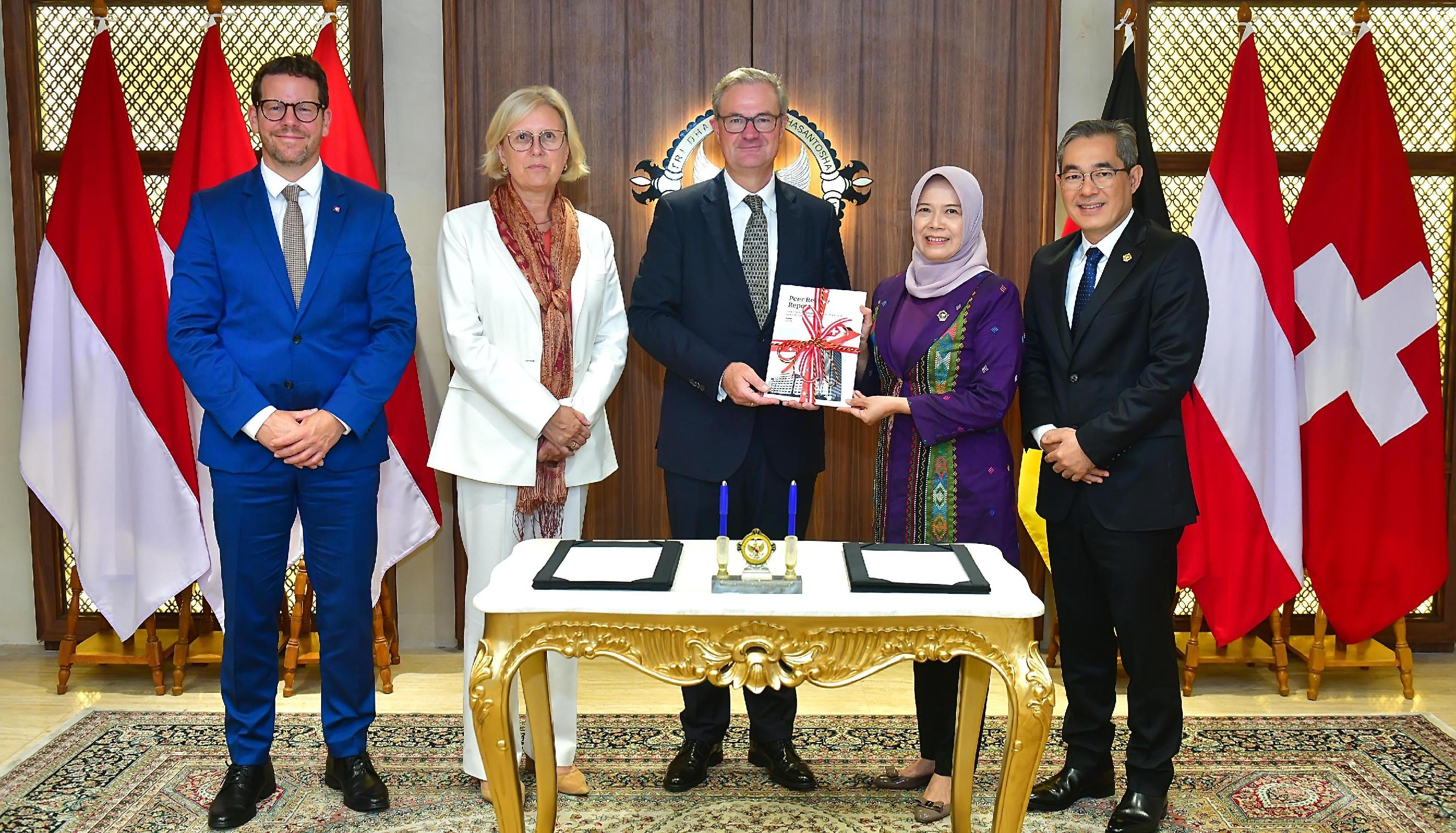 The Presidents of the SAIs of Indonesia, Austria, Switzerland and Germany at the handover of the final peer review report. Source: BPK. The Presidents of the SAIs of Indonesia, Austria, Switzerland and Germany at the handover of the final peer review report. Source: BPK.