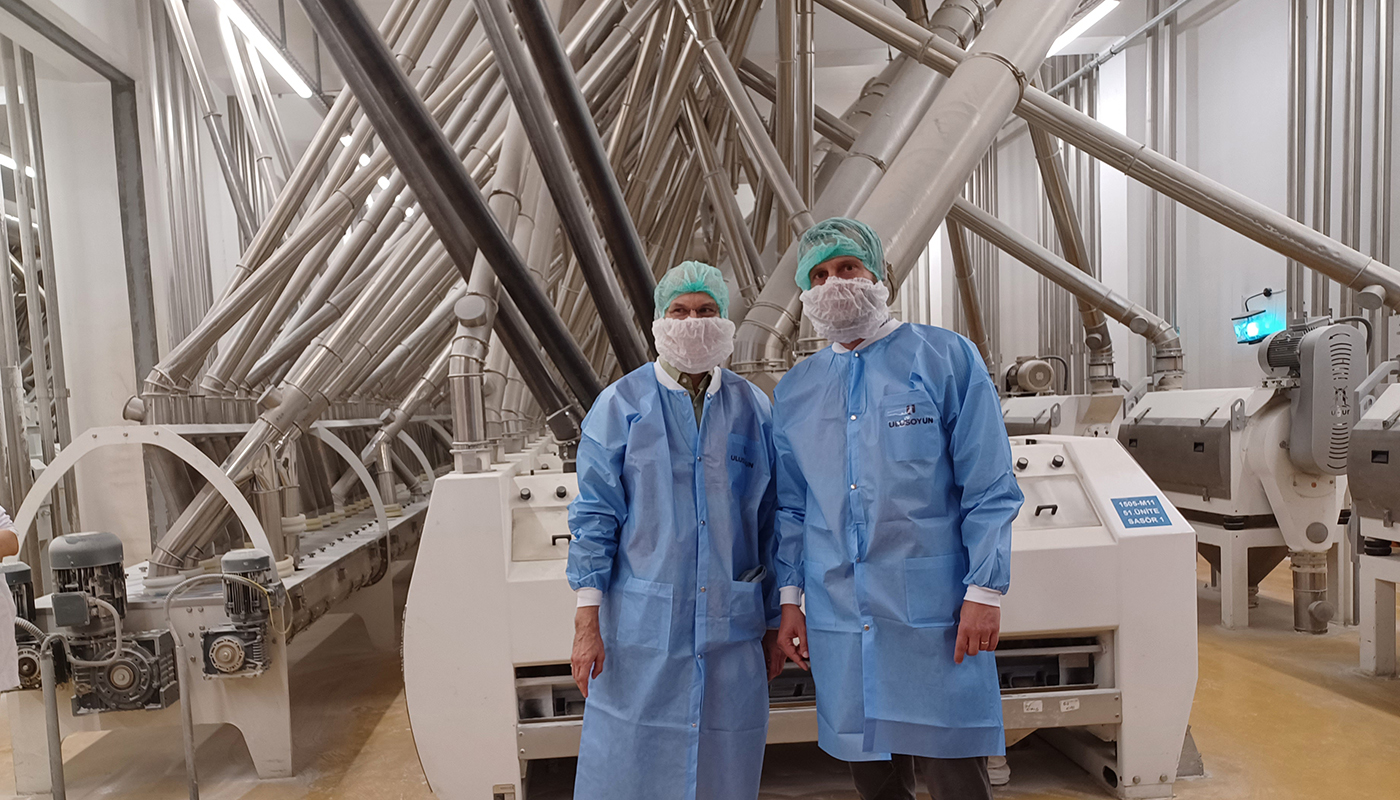 Flour mill in Samsun: The auditors, Uwe Schmidt and René Bittner, in protective clothing (Source: Bundesrechnungshof.) Flour mill in Samsun: The auditors, Uwe Schmidt and René Bittner, in protective clothing