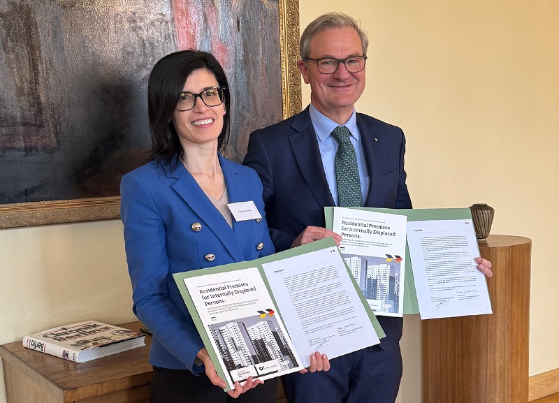 The President of the Ukrainian Audit Office, Olha Pishchanska, and the President of the Bundesrechnungshof, Kay Scheller, present the joint report. (Source: Bundesrechnungshof) The President of the Ukrainian Audit Office, Olha Pishchanska, and the President of the Bundesrechnungshof, Kay Scheller, present the joint report.