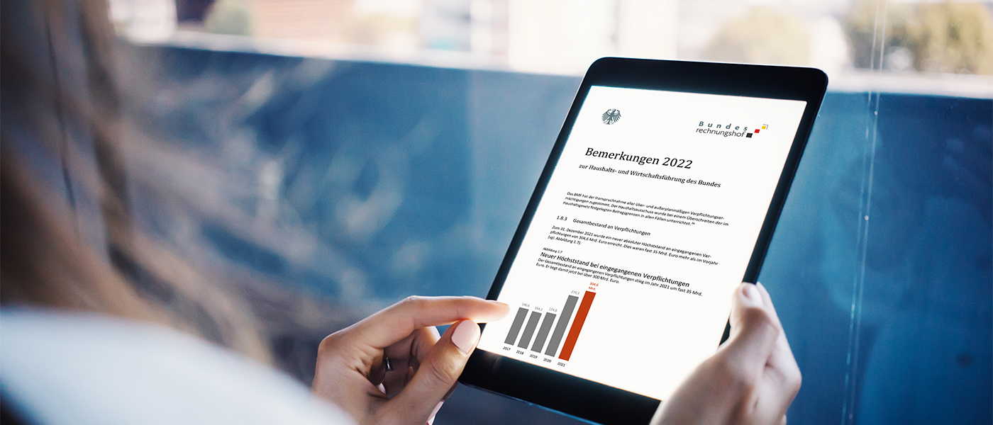 A tablet shows a section of the "Annual Report 2022" of the Bundesrechnungshof. Image source: Bundesrechnungshof/SFIO CRACHO/stock.adobe.com A tablet shows a section of the "Annual Report 2022" of the Bundesrechnungshof. Image source: Bundesrechnungshof/SFIO CRACHO/stock.adobe.com
