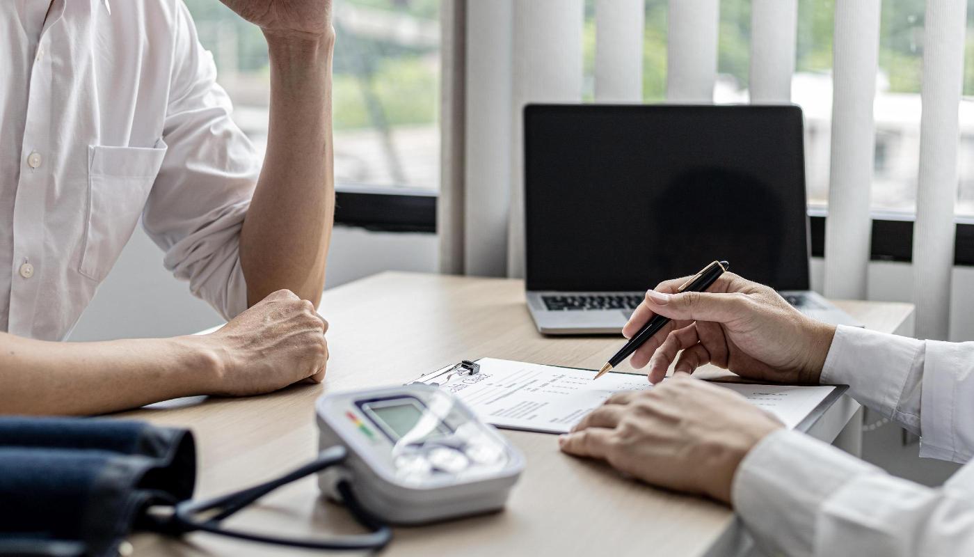 A patient is sitting at a table with a doctor. The doctor speaks with his patient using a checklist. Image source: kamiphotos/stock.adobe.com A patient is sitting at a table with a doctor. The doctor speaks with his patient using a checklist. Image source: kamiphotos/stock.adobe.com