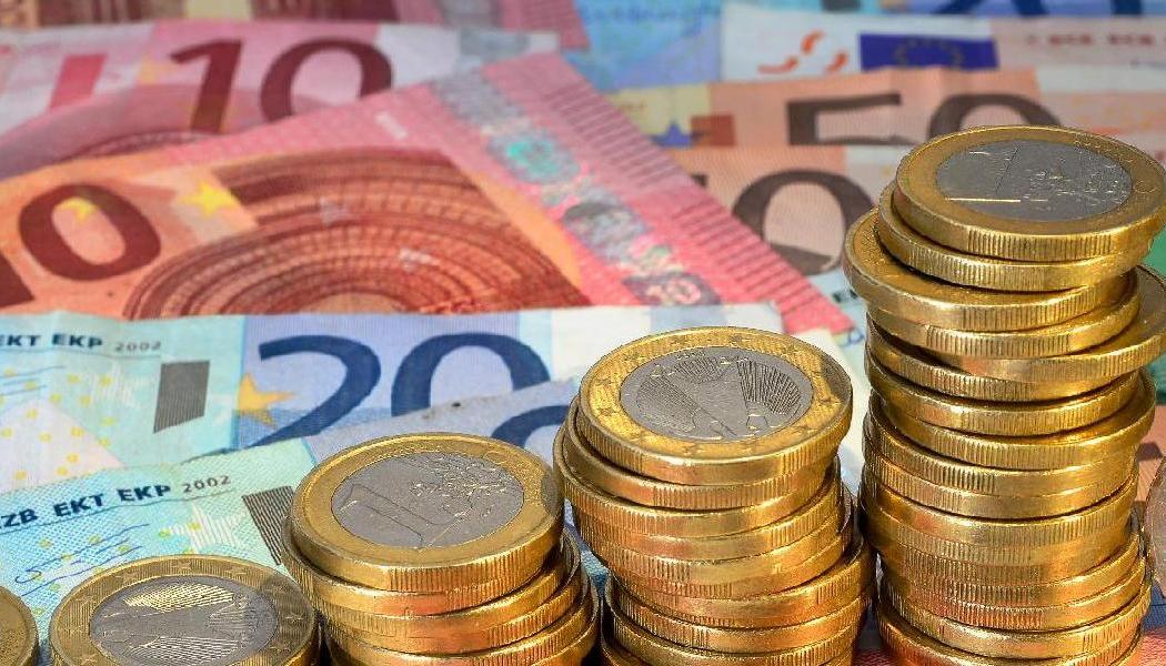 Euro bills and coins are spread out on a table. Image source: Xaver Klaussner/stock.adobe.com Euro bills and coins are spread out on a table. Image source: Xaver Klaussner/stock.adobe.com