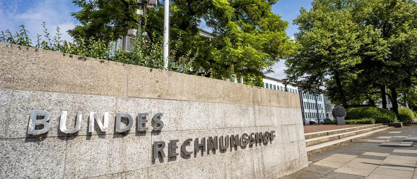 Lettering "Bundesrechnungshof" at a wall in front of the main entrance of the Bundesrechnungshof in Bonn. Quelle: Nadine Normann, Fotografie & Design Lettering "Bundesrechnungshof" at a wall in front of the main entrance of the Bundesrechnungshof in Bonn. Quelle: Nadine Normann, Fotografie & Design