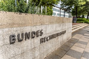 Mauer mit Schriftzug Bundesrechnungshof am Bonner Dienstsitz Das Foto zeigt eine graue Steinmauer mit Schriftzug Bundesrechnungshof am Haupteingang des Bundesrechnungshofes in Bonn.
