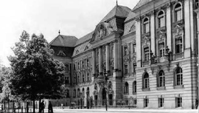 Gebäude des ehemaligen Reichsrechnungshofes, heutiger Sitz der Außenstelle Potsdam Das Schwarz-Weiß-Foto zeigt das Gebäude des ehemaligen Reichsrechnungshofes. Heute ist es Sitz der Außenstelle Potsdam des Bundesrechnungshofes.